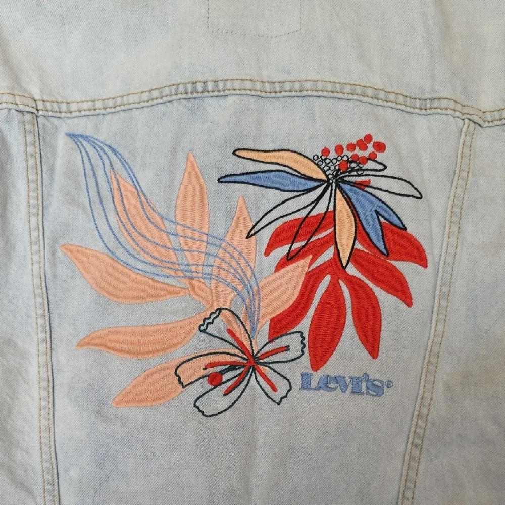 Levi’s Size SMALL Women’s Ex-Boyfriend Denim Trucker Jacket Floral Embroidered